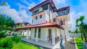 Villa Noble Horizon Sri Lanka – tropical villa garden with palm trees, sunbeds and outdoor relaxation
