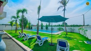 Villa Noble Horizon Sri Lanka – private swimming pool with sun loungers, tropical garden and palm trees in a luxury villa setting