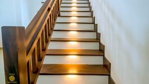 Villa Noble Horizon Sri Lanka – wooden staircase with warm step lighting leading up to the rooftop lounge