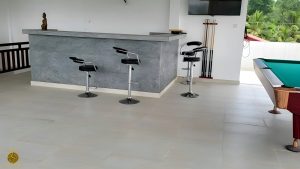 Villa Noble Horizon Sri Lanka – rooftop lounge bar area with modern counter, bar stools and tropical views